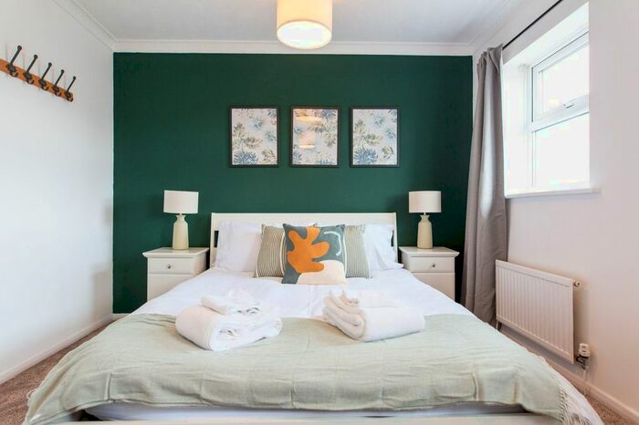 3 Bedroom Flat To Rent In Schooner Way, Cardiff, CF10