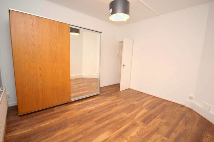 2 Bedroom Flat To Rent In Deansbrook Road, Edgware, Middlesex, HA8