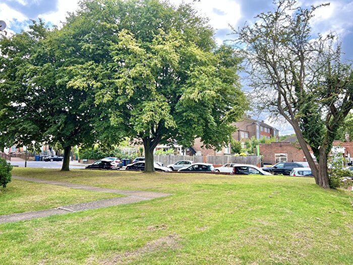 3 Bedroom Maisonette To Rent In Haldane Close, London, N10