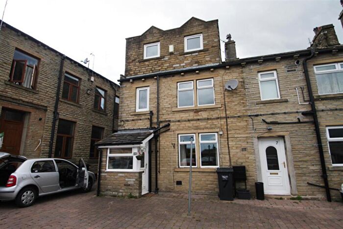 2 Bedroom Cottage To Rent In West Street, Halifax, HX3
