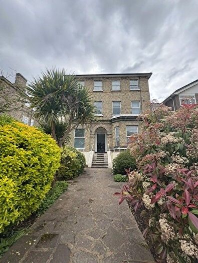 1 Bedroom Flat For Sale In Parklands, Surbiton, KT5