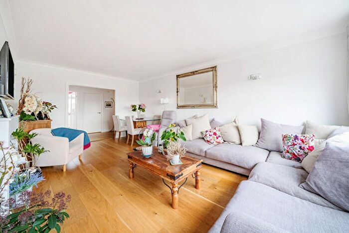 2 Bedroom Flat For Sale In Heathfield, Lyttleton Road, Hampstead, N2