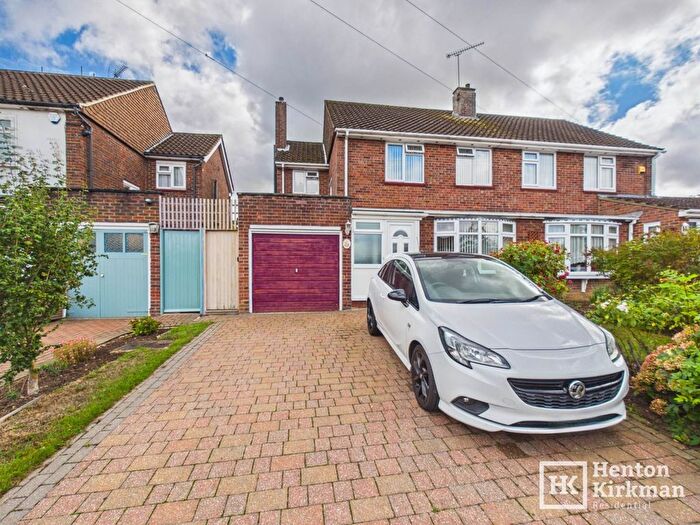 3 Bedroom Semi-Detached House For Sale In Hunts Mead, Billericay, CM12