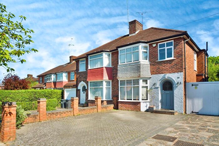 3 Bedroom Semi-Detached House For Sale In The Vale, London, N14