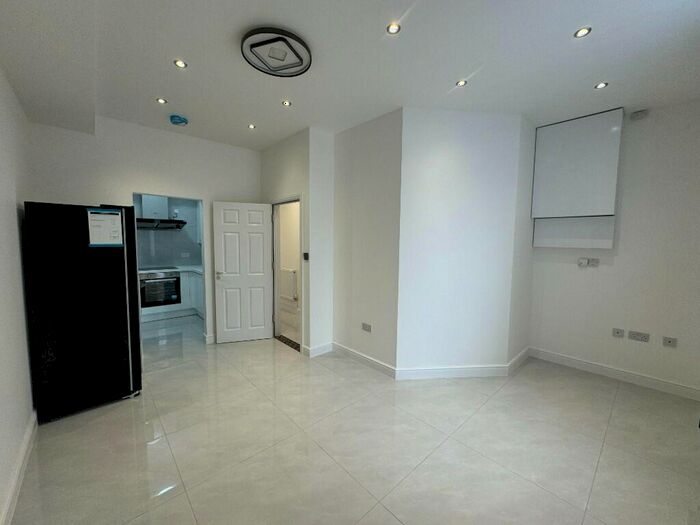 3 Bedroom Flat To Rent In Coronation Road, Bristol, BS3