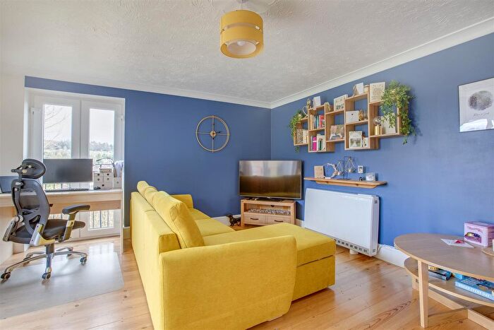 2 Bedroom Flat For Sale In Gandon Vale, High Wycombe, HP13