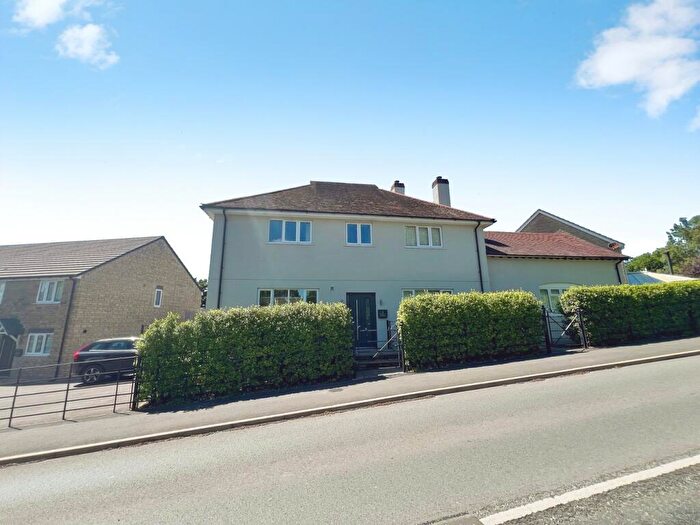 3 Bedroom Semi-Detached House For Sale In Somerton Road, Street, BA16