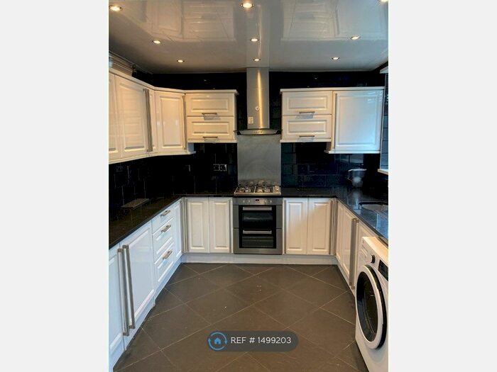 3 Bedroom Semi-Detached House To Rent In Old Mill Street, Manchester, M4