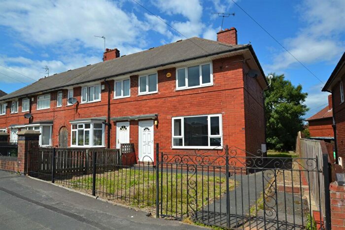 3 Bedroom Semi-Detached House To Rent In Winrose Garth, Belle Isle, Leeds, LS10