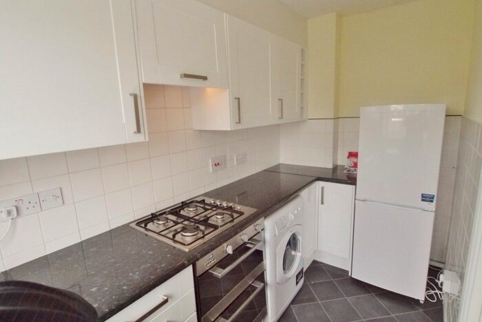 1 Bedroom Flat To Rent In Abbotsbury Court, Horsham, West Sussex, RH13