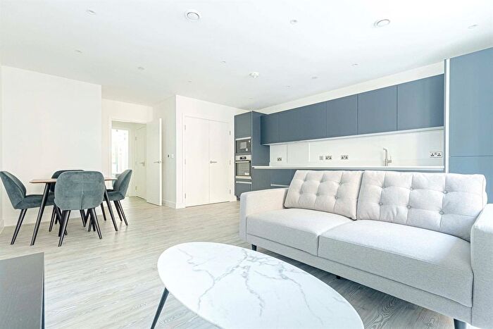 1 Bedroom Flat To Rent In Clovelly Road, TW3