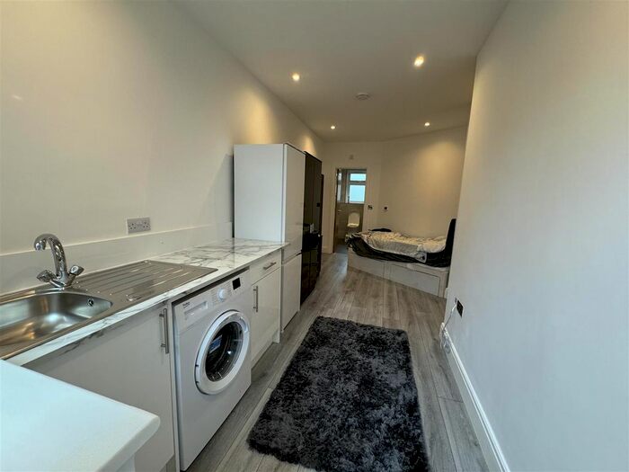 Studio To Rent In Roxborough Avenue, Isleworth, TW7