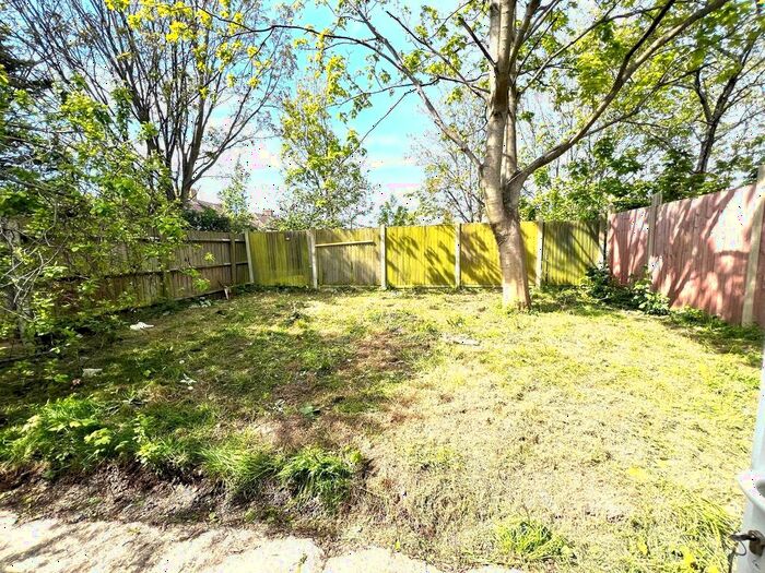3 Bedroom Flat To Rent In Gainsborough Road, Dagenham, RM8