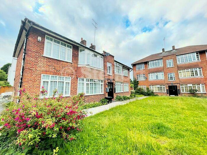 2 Bedroom Apartment To Rent In Torrington Court, Torrington Park, London, N12
