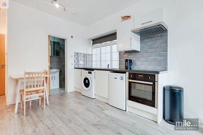 Studio To Rent In Golders Green, London, NW11