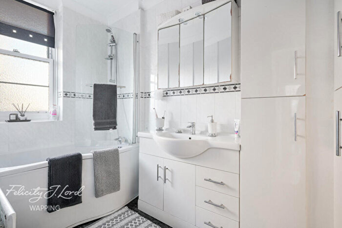 3 Bedroom Flat For Sale In St Katharines Way, London, E1