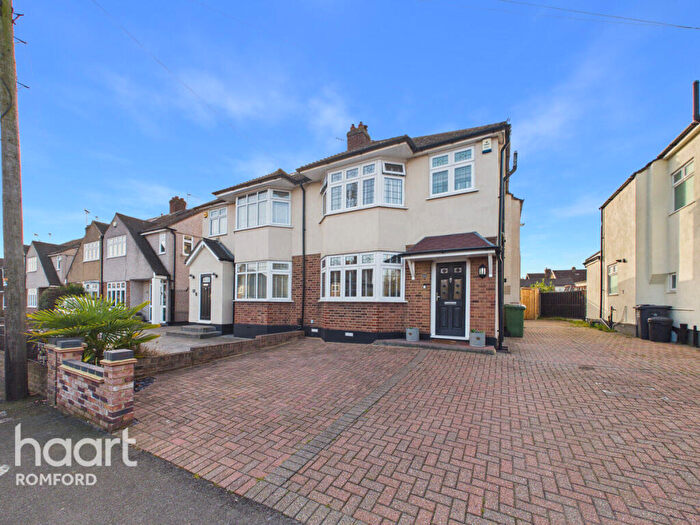 3 Bedroom Semi Detached House For Sale In Helmsdale Road, Romford, RM1