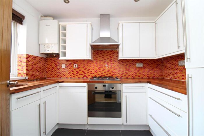 1 Bedroom Flat To Rent In Ingram Crescent East, Hove, BN3