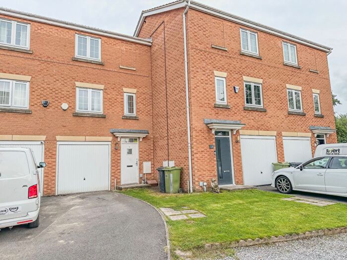 3 Bedroom Town House To Rent In Kings Park, Birstall, Batley, WF17