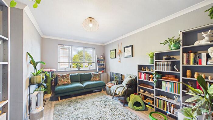 1 Bedroom Flat For Sale In Waddington Close, Enfield, EN1