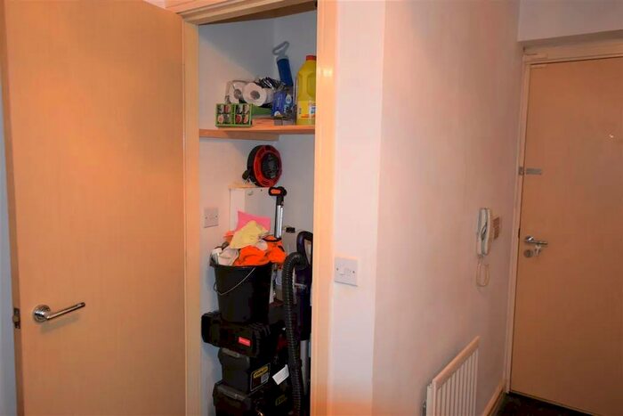 2 Bedroom Apartment For Sale In Waverley Street, Oldham, Greater Manchester, OL1