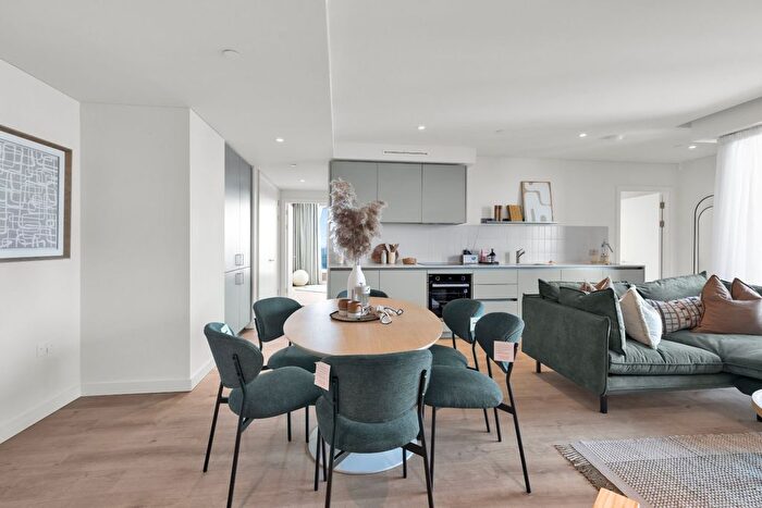 3 Bedroom Flat To Rent In Walworth Road, Walworth, SE1
