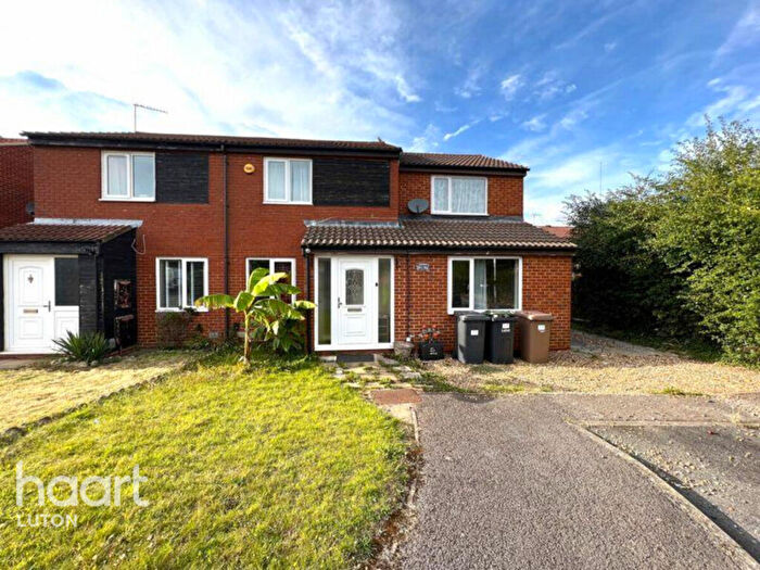 4 Bedroom Semi Detached House To Rent In Linnet Close, Luton, LU4