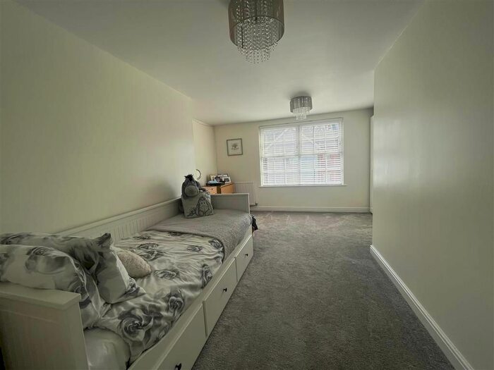2 Bedroom Flat To Rent In Florey Gardens, Aylesbury, HP20