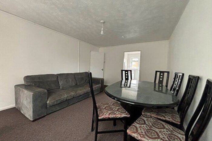 2 Bedroom Maisonette To Rent In Stirrup Close, Walsall, WS5