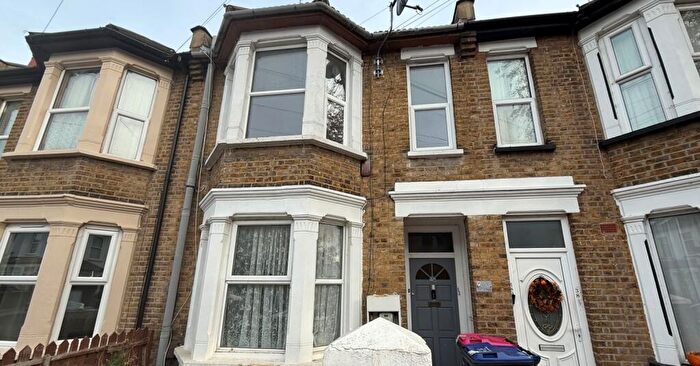 2 Bedroom Flat For Sale In Oban Road, Southend-on-Sea, Essex, SS2