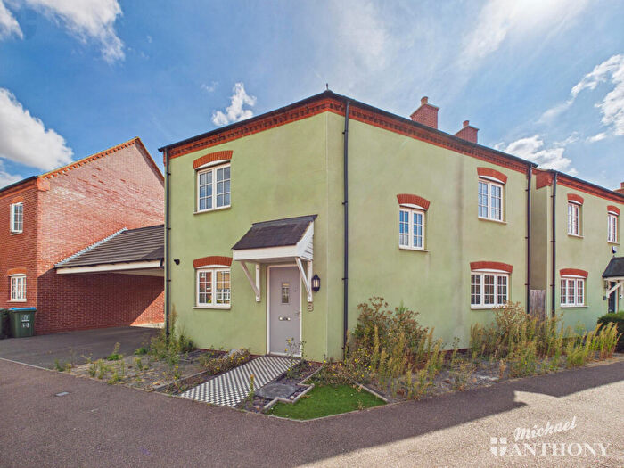 3 Bedroom Detached House For Sale In Siddington Drive, Aylesbury, HP18