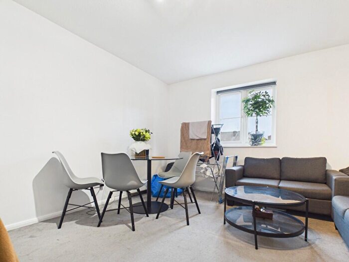 2 Bedroom Flat To Rent In Stoneyard Lane, London, E14