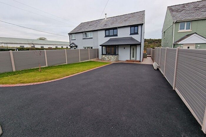 3 Bedroom Semi-detached House For Sale In Trem Y Foel, Penrhiwllan, SA44