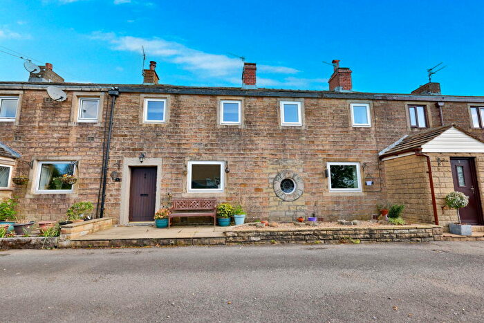 3 Bedroom Cottage For Sale In Pollard Row, Fence, Burnley, Lancashire, BB12