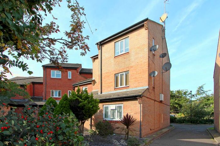 1 Bedroom Flat For Sale In Price Way, Hampton, TW12