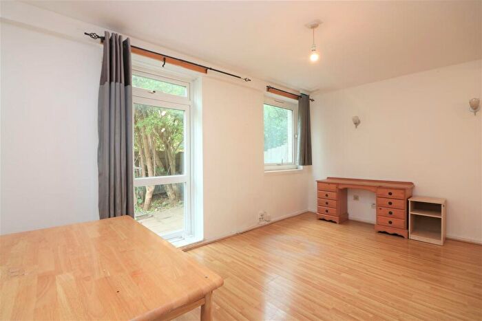 3 Bedroom Maisonette To Rent In Ames House, London, E2