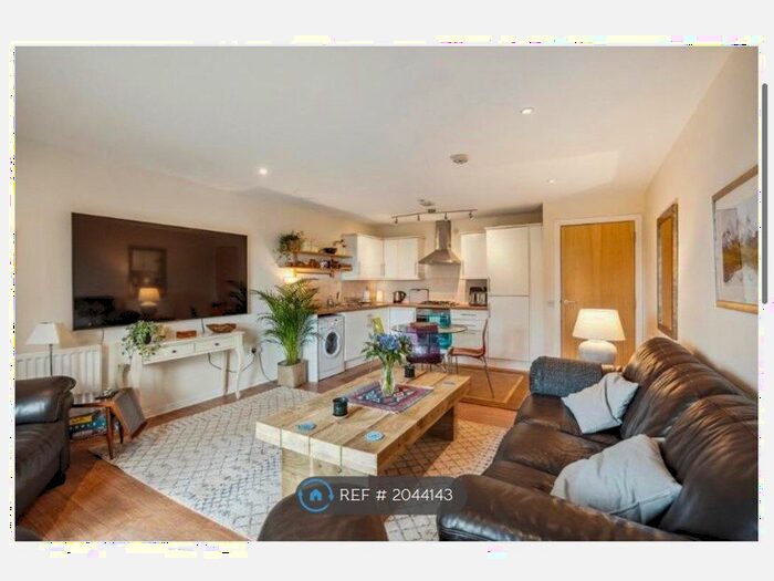 2 Bedroom Flat To Rent In Cumlodden Drive, Glasgow, G20