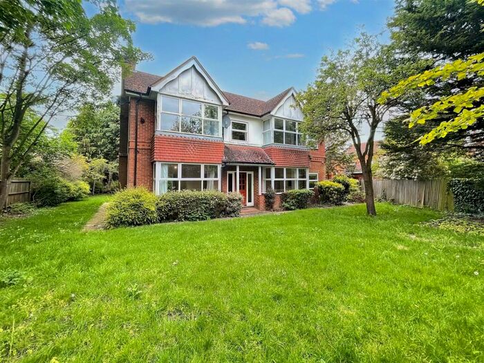 5 Bedroom Detached House To Rent In Hersham Road, Walton On Thames, Surrey, KT12