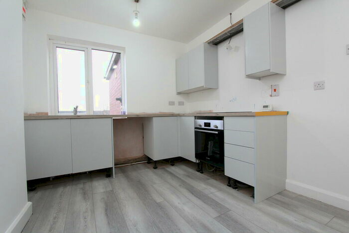 1 Bedroom Flat To Rent In South Street North, New Whittington, S43