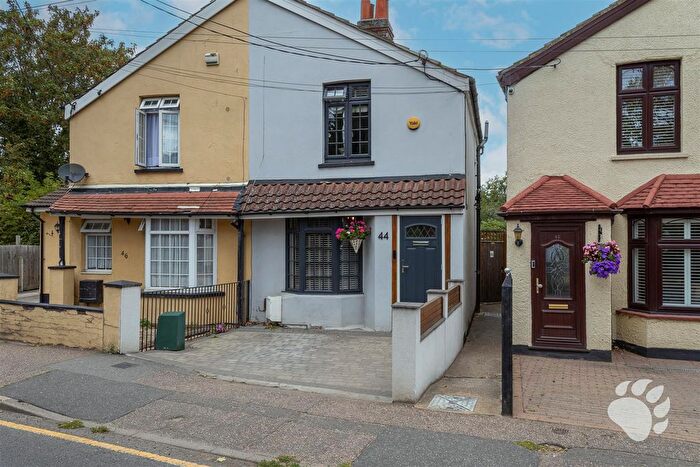 3 Bedroom Semi-Detached House For Sale In London Road, Wickford, SS12