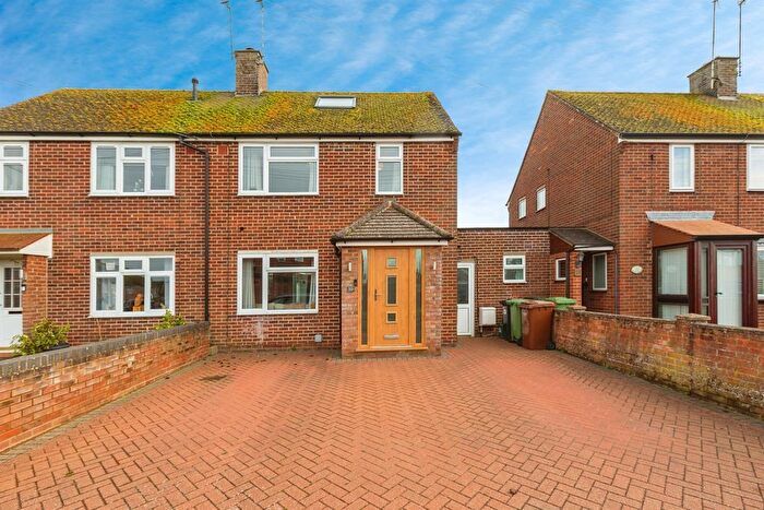 3 Bedroom Semi-Detached House For Sale In Queens Close, Thame, OX9