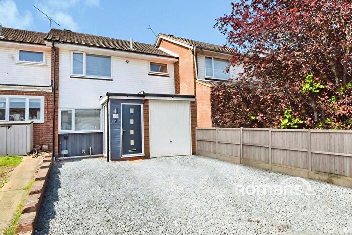 3 Bedroom Terraced House For Sale In Cullen Close, Yateley, Hampshire, GU46