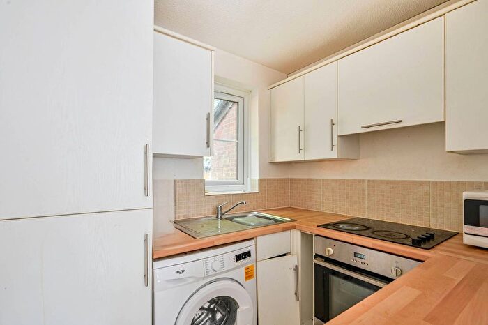 1 Bedroom Flat For Sale In Elm Park, Cranleigh, GU6