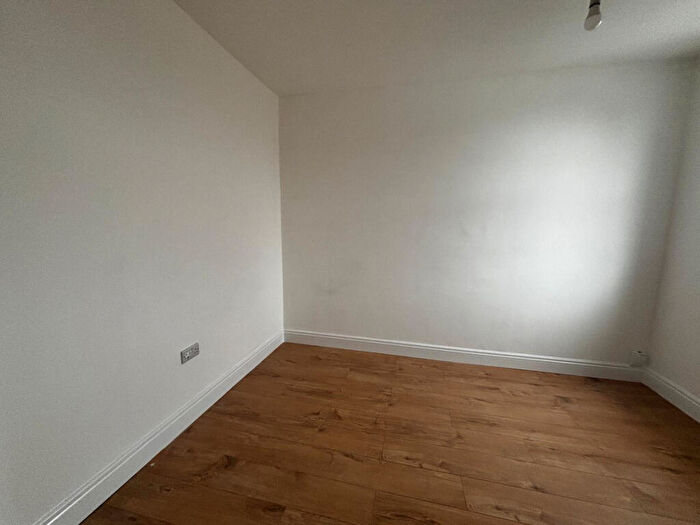 Studio To Rent In Ballards Lane, London, N3
