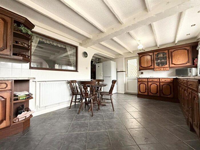 3 Bedroom Semi-Detached House For Sale In Aylestone Lane, Wigston, LE18