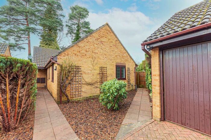 3 Bedroom Bungalow To Rent In Crowthorne, RG45