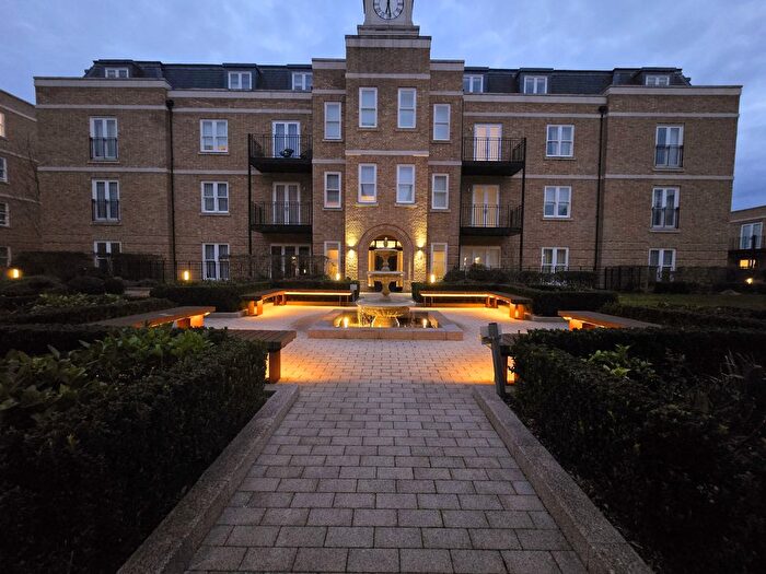 3 Bedroom Flat To Rent In Paxton House, Chambers Park Hill, SW20