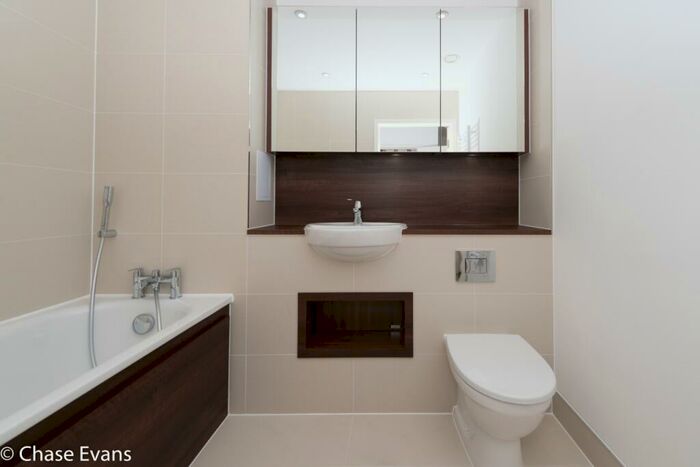 2 Bedroom Apartment To Rent In Norlem Court, Greenland Place, Surrey Quays, SE8