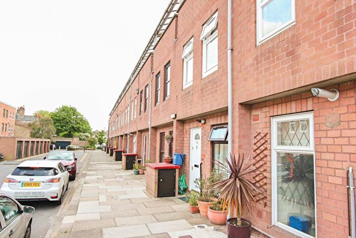 2 Bedroom Maisonette For Sale In Garnham Close, Hackney, N16
