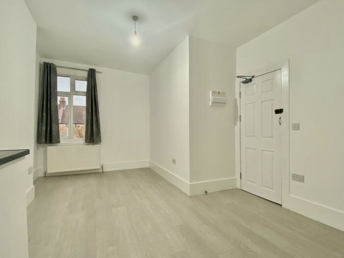 Studio To Rent In , CR4